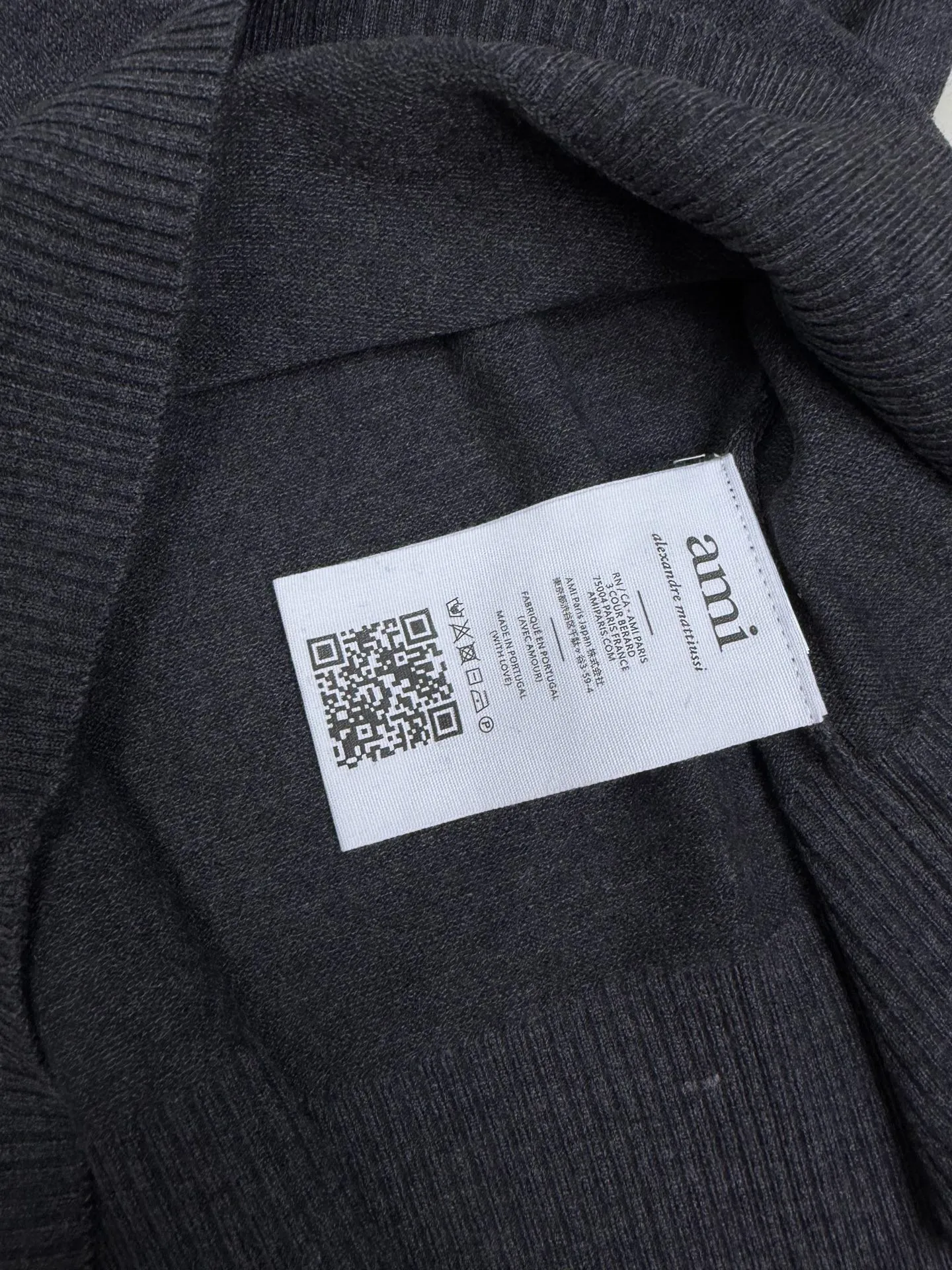 (top version) Ami 2026 New Arrival Classic love logo embroidered on the chest round neck knitted sweater for couples 🔥High version🔥High version🔥 Cashmere blended material, skin-friendly, non-sticky, no pilling, very soft to the touch, super comfortable, fashionable and individual, super Versatile and beautiful knitted sweater, very suitable for both men and women, a must-have for everyone, packaging, tag, collar label, washed wheat Complete 👍 Color: Gray Size: S-XL